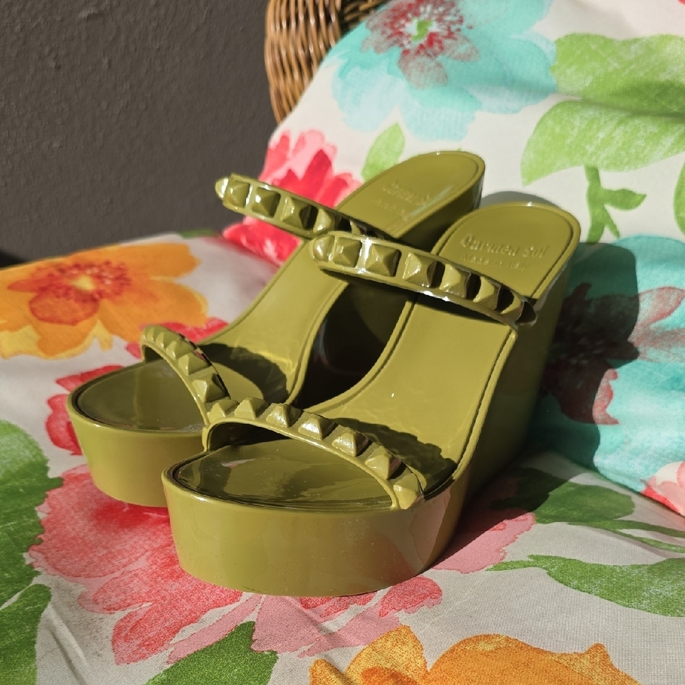 Carmen Sol Olive Green Platform Sandals Like New